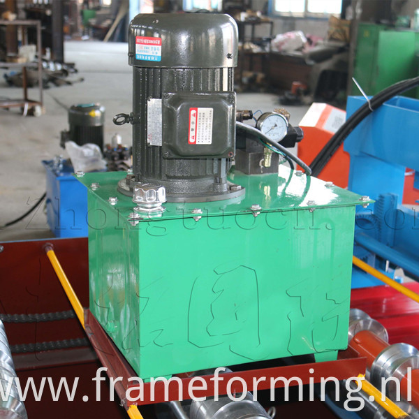 Roof panel roll forming machine (11)